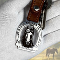 Cheval dans un fer à cheval 