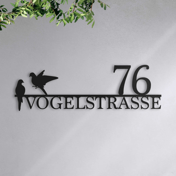 Panneau de rue avec des oiseaux 